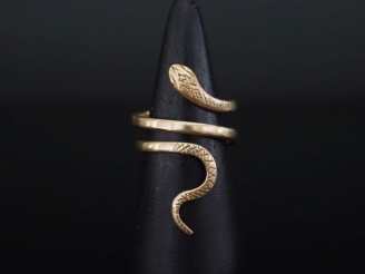 Vente aux enchères Bague en or jaune 750, en forme de serpent.  TDD. 61 Poids. 7,53 g   
