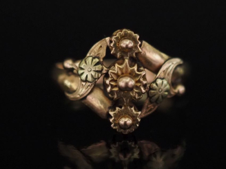 Vente aux enchères Bague Napoléon III en or jaune 750, à décor ajouré de fleurs.  TDD. 5 