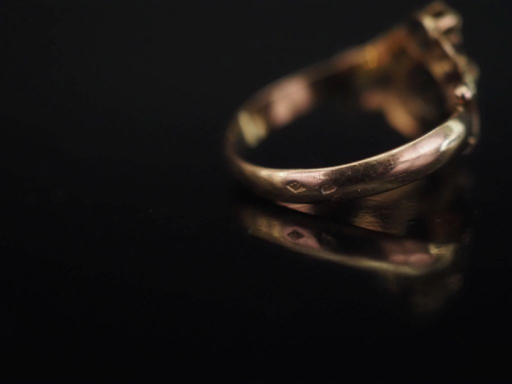 Bague Napoléon III en or jaune 750, à décor ajouré de fleurs.  TDD. 5 