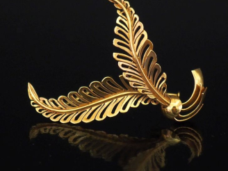 Vente aux enchères Broche de forme stylisée en or jaune 750, à décor de branchages ajouré