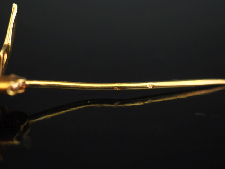 Broche de forme stylisée en or jaune 750, à décor de branchages ajouré