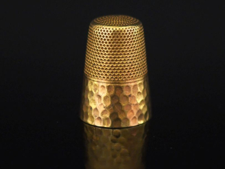 Vente aux enchères Dé en or jaune 750, à décor partiellement martelé.  H. 2,5 cm Poids. 6