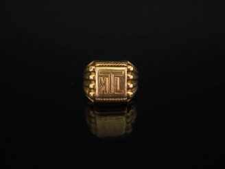 Vente aux enchères Bague de forme chevalière en or jaune 750, à décor de monogramme.  TDD