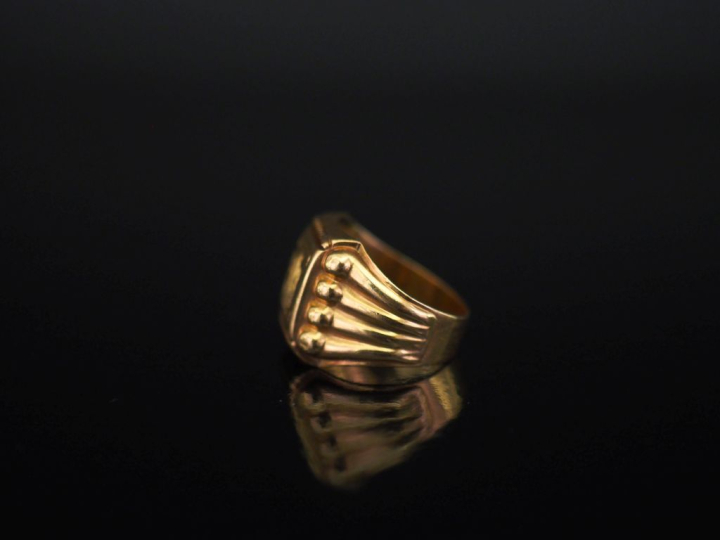 Bague de forme chevalière en or jaune 750, à décor de monogramme.  TDD