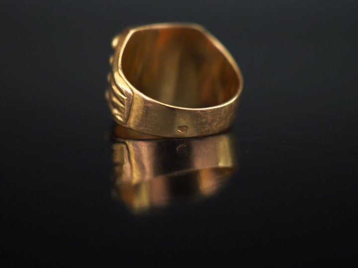 Bague de forme chevalière en or jaune 750, à décor de monogramme.  TDD