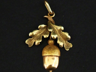 Vente aux enchères Pendentif en or 750, à décor de gland et feuilles de chêne.  3 x 2,2 c