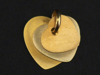 Vente aux enchères Pendentif trois tons d'or 750, composé de trois cœurs mobiles.  1,5 x 