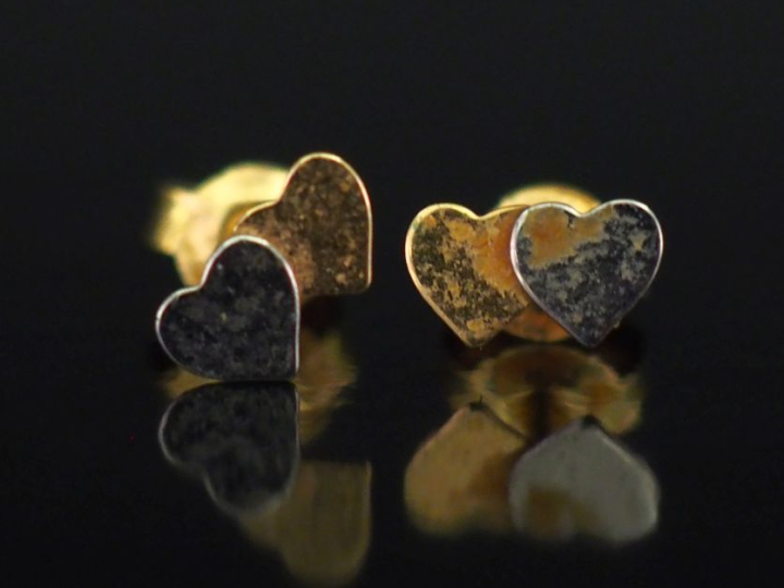 Paire de puces d'oreilles deux tons d'or 750, à décor de deux cœurs ac