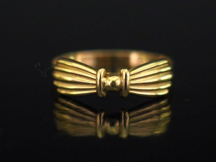 Petite bague jonc en or jaune 750, à décor de nœud.  TDD. 51 Poids. 1,