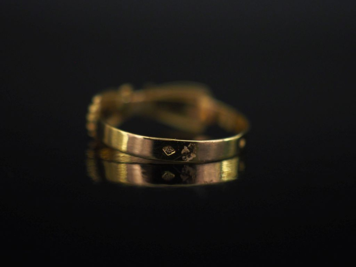 Petite bague jonc en or jaune 750, à décor de nœud.  TDD. 51 Poids. 1,