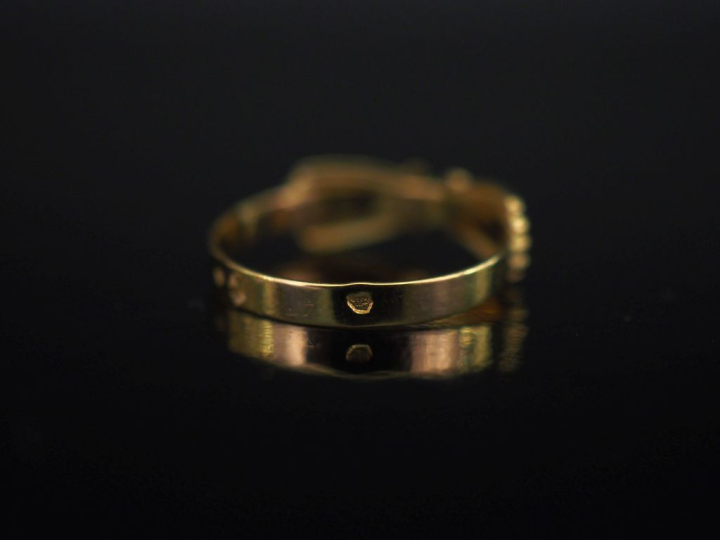 Petite bague jonc en or jaune 750, à décor de nœud.  TDD. 51 Poids. 1,