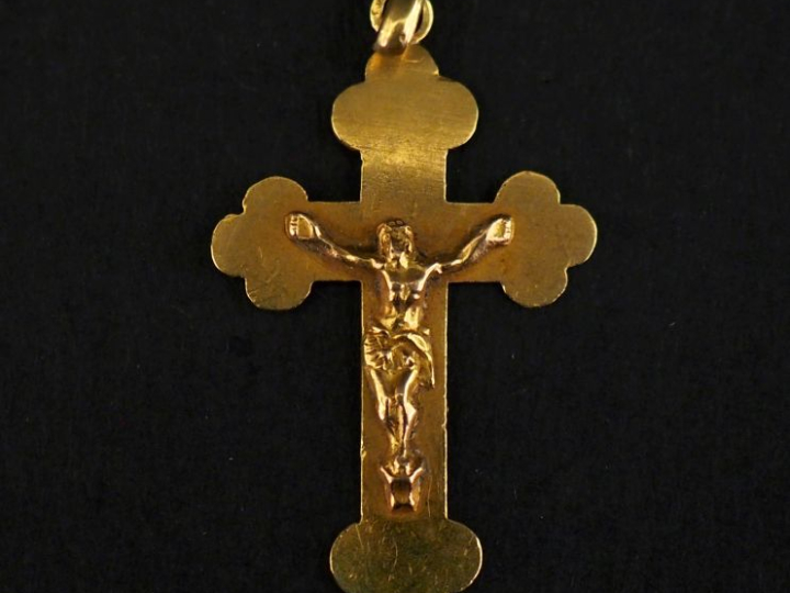 Pendentif en or jaune 750 figurant le Christ en croix.  Les extrêmités
