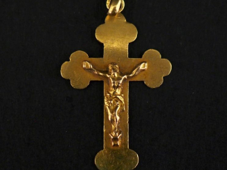 Vente aux enchères Pendentif en or jaune 750 figurant le Christ en croix.  Les extrêmités