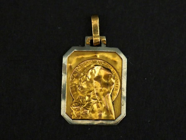 Médaille religieuse de style Art déco deux tons d'or 750, figurant Sai