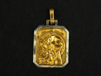 Vente aux enchères Médaille religieuse de style Art déco deux tons d'or 750, figurant Sai