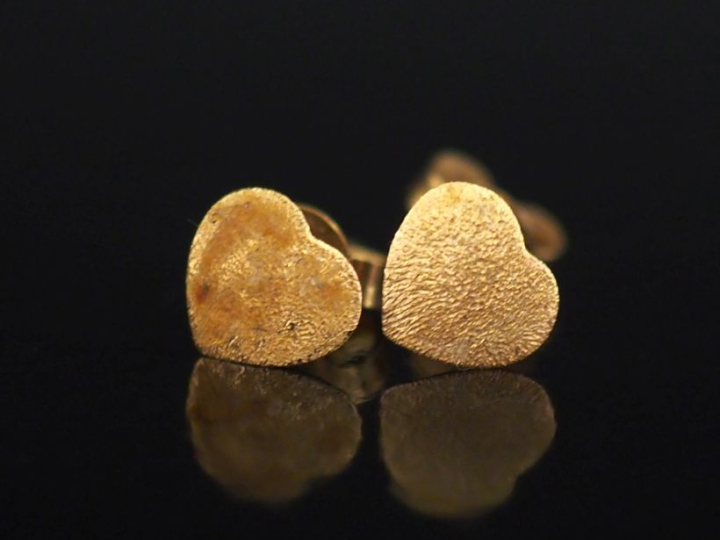 Paire de puces d'oreilles en or jaune 750, en forme de cœur.  0,6 x 0,