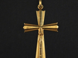 Vente aux enchères Pendentif en forme de croix en or jaune 750.  3,2 x 2,2 cm Poids. 1,27