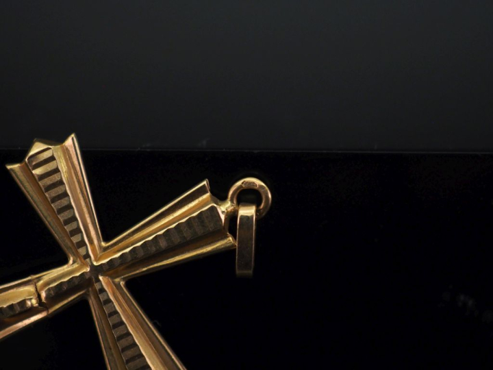 Pendentif en forme de croix en or jaune 750.  3,2 x 2,2 cm Poids. 1,27