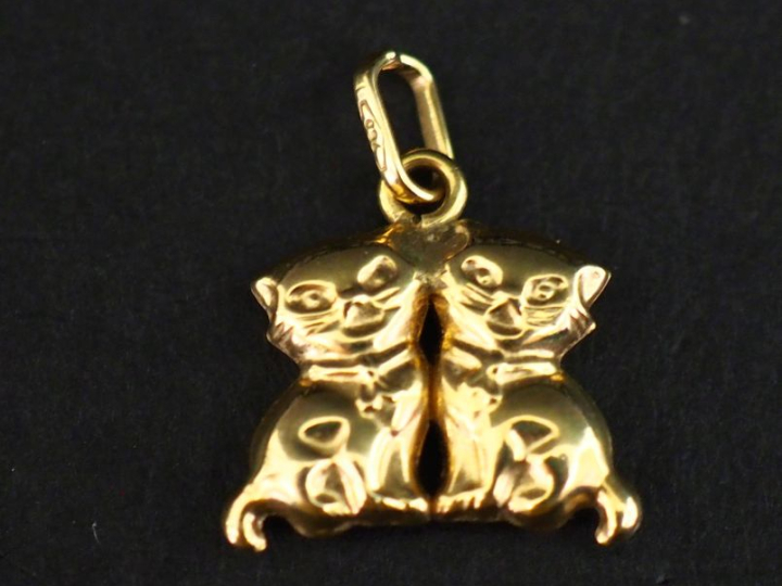 Petit pendentif en or jaune 750, à décor de deux chatons.  1,2 x 1,4 c