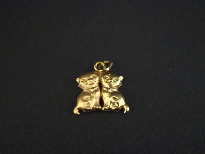 Petit pendentif en or jaune 750, à décor de deux chatons.  1,2 x 1,4 c