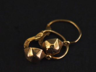 Vente aux enchères Paire de perces oreilles Napoléon III en or jaune 750, à décor d'une d