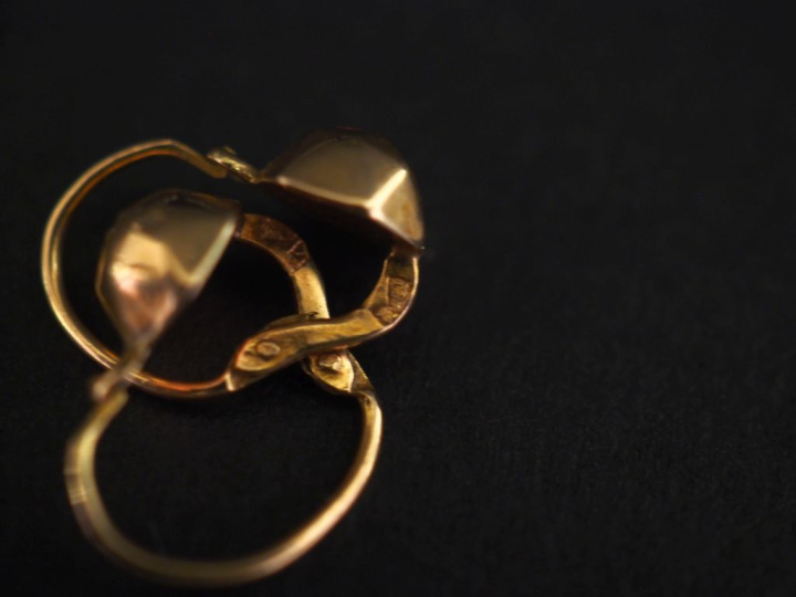 Paire de perces oreilles Napoléon III en or jaune 750, à décor d'une d