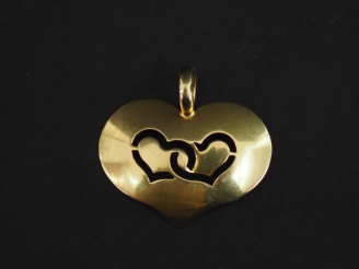 Vente aux enchères Pendentif en forme de cœur en or jaune 750, à décour ajouré de deux cœ
