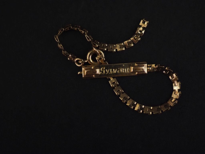 Bracelet de naissance en or jaune 750, marqué "Sylvain". Long. 13,5 cm