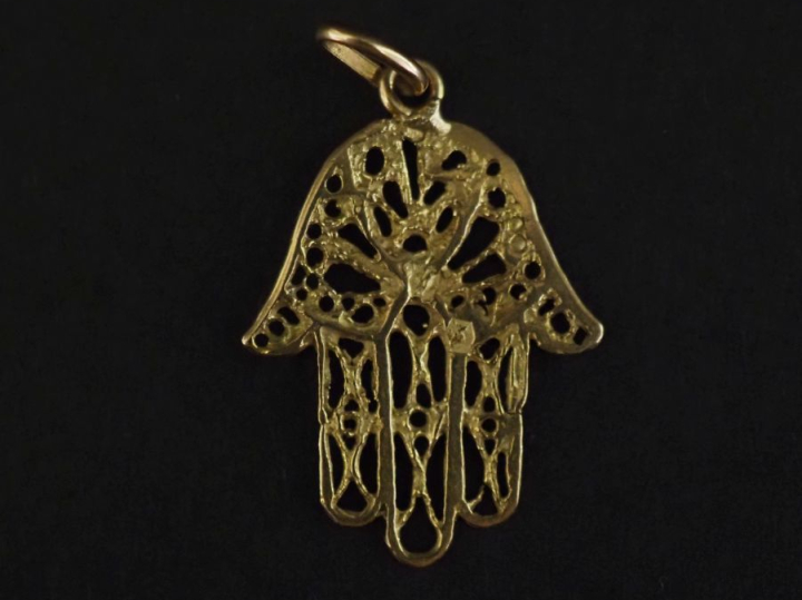 Pendentif en forme de main de fatma en or jaune 750, à décor ajouré.  