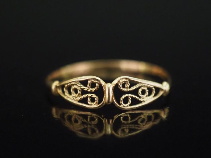 Bague en or jaune 750, à décor ajouré et filigrané.  TDD. 58 Poids. 0,