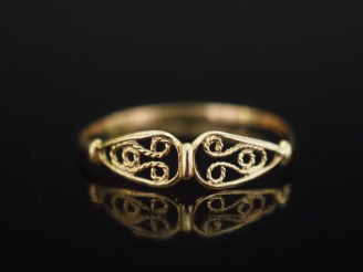 Vente aux enchères Bague en or jaune 750, à décor ajouré et filigrané.  TDD. 58 Poids. 0,