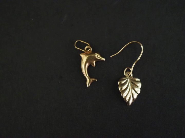 Ensemble comprenant :  - un pendentif en or jaune 750, en forme de dau