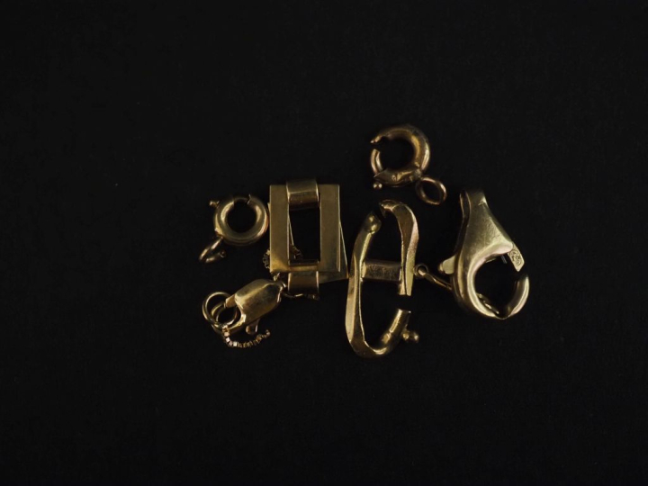 Ensemble comprenant cinq éléments de fermoirs et deux maillons de brac