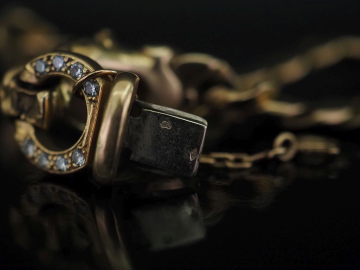 Bracelet souple en or jaune 750, maille américaine, à décor d'une tête