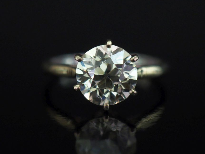 Bague de forme solitaire en or blanc 750, sertie d'un diamant taille a