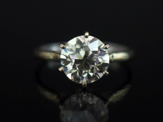 Vente aux enchères Bague de forme solitaire en or blanc 750, sertie d'un diamant taille a