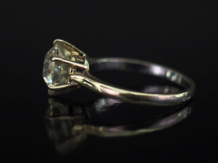 Bague de forme solitaire en or blanc 750, sertie d'un diamant taille a