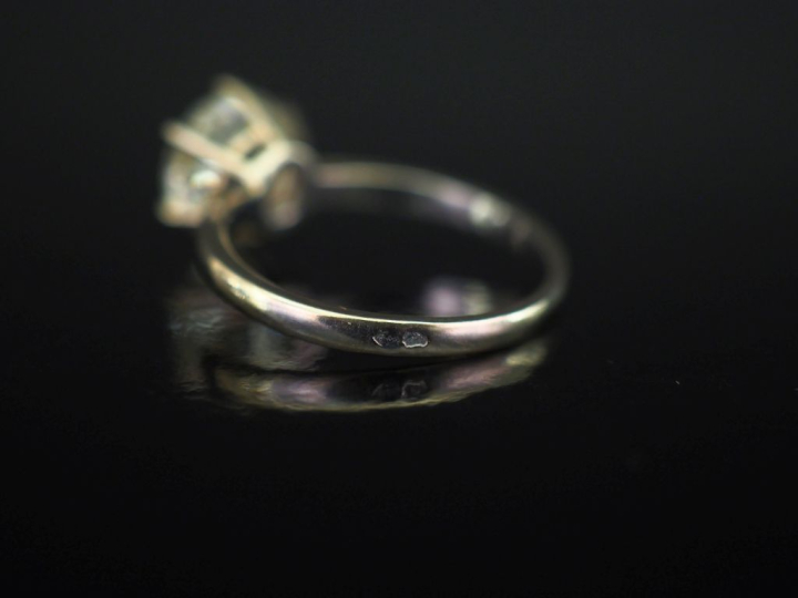 Bague de forme solitaire en or blanc 750, sertie d'un diamant taille a