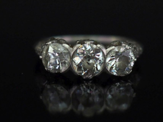 Vente aux enchères Bague de forme jarretière en platine 850, sertie de trois diamants tai