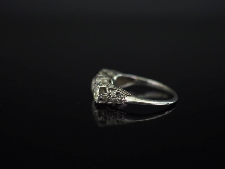 Bague de forme jarretière en platine 850, sertie de trois diamants tai