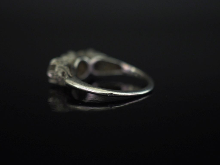 Bague de forme jarretière en platine 850, sertie de trois diamants tai