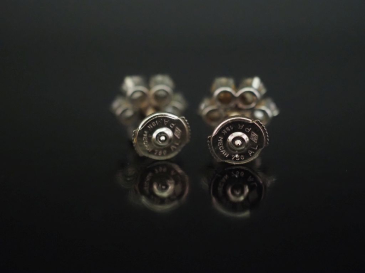 Paire de clous d'oreilles en forme de fleur en or blanc 750, sertis en