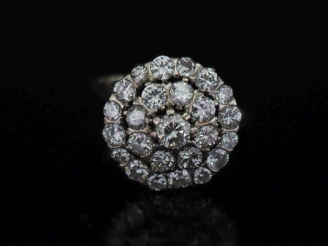 Vente aux enchères Bague ronde en or blanc 750, sertie en son centre d'une diamant taille
