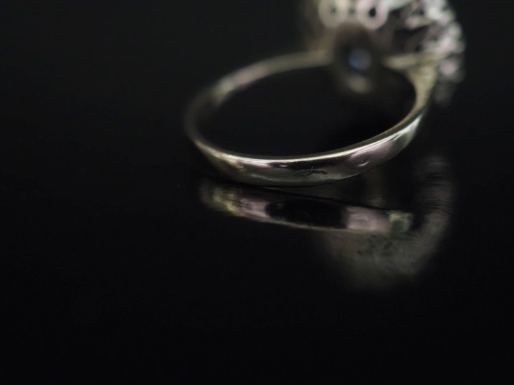 Bague ronde en or blanc 750, sertie en son centre d'une diamant taille