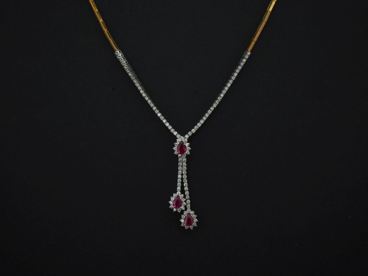 Collier négligé en or jaune et or blanc 750, serti de diamants pour un