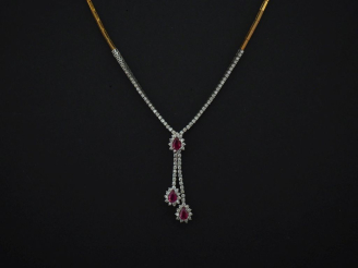 Vente aux enchères Collier négligé en or jaune et or blanc 750, serti de diamants pour un