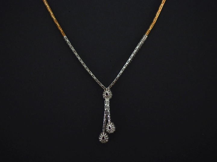 Collier négligé en or jaune et or blanc 750, serti de diamants pour un