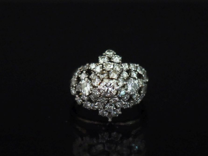 Bague dôme de forme quadrilobée en or blanc 750, sertie de diamants.  