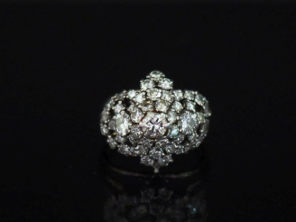 Vente aux enchères Bague dôme de forme quadrilobée en or blanc 750, sertie de diamants.  