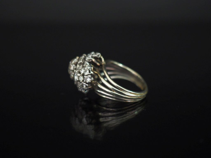 Bague dôme de forme quadrilobée en or blanc 750, sertie de diamants.  